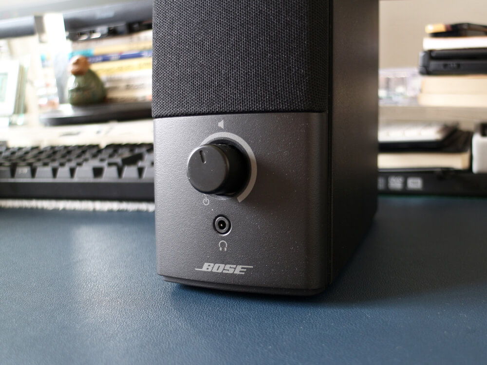 Bose Companion 2 Series IIIは、前面にヘッドホン端子が付いていて便利
