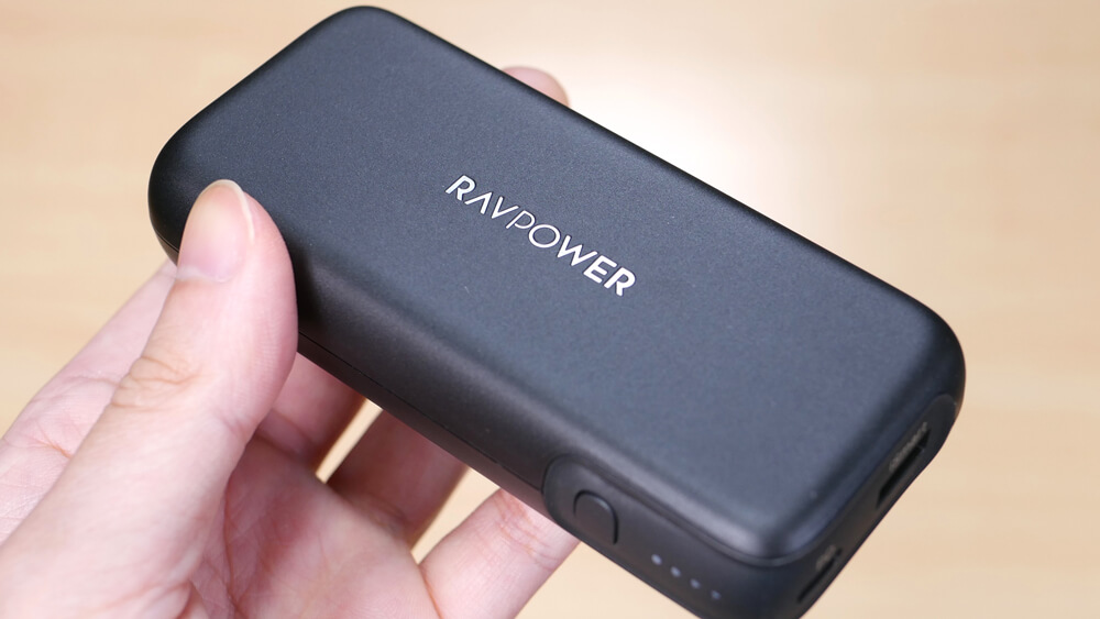 RAVPower RP-PB186 レビュー：スリムで持ちやすい！手の中にすっぽり収まる10,000mAhの大容量モバイルバッテリー